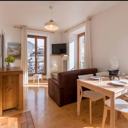 Charming Flat Right In The Centre דירה *